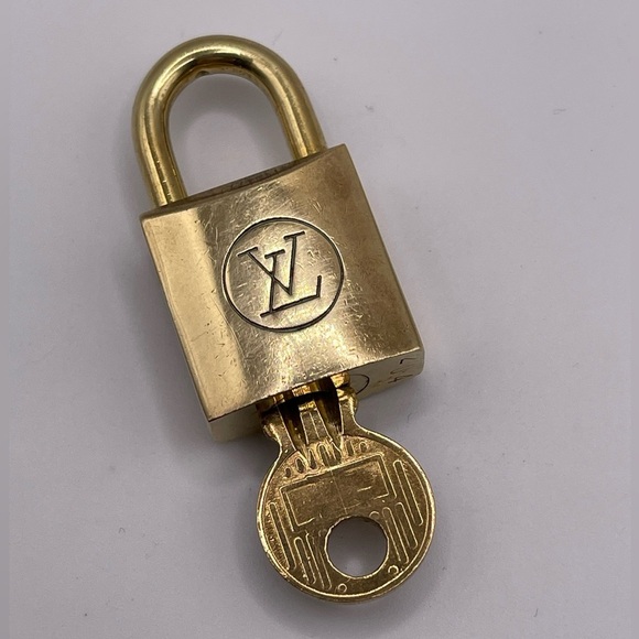 100% Authentic and pre loved Louis Vuitton - RARE Gold Lock and Key set #204 - Picture 1 of 6